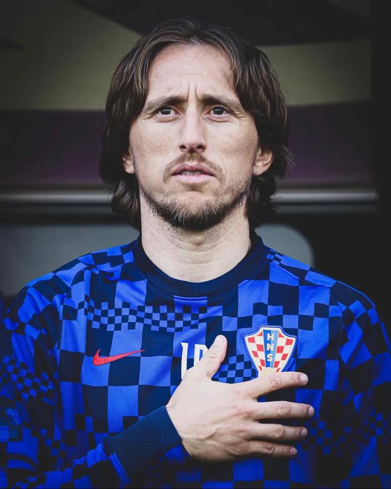 美记：尼克斯对字母哥的报价一直围绕唐斯，但雄鹿不感兴趣