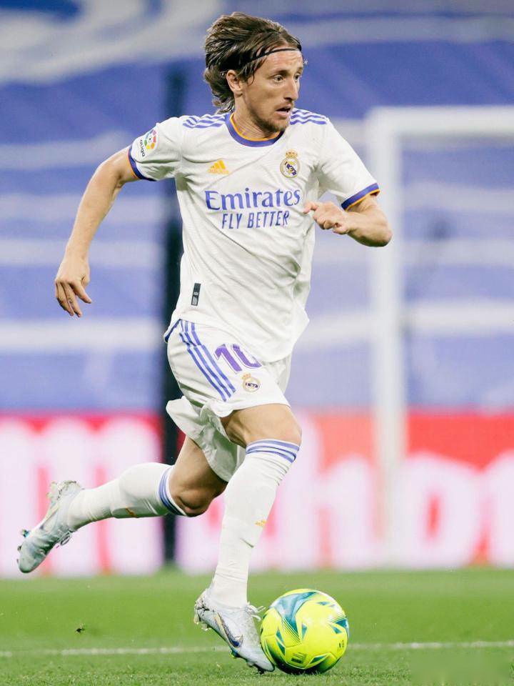 俄极限运动员挑战在1800米高空踢球，进球后做出C罗庆祝动作