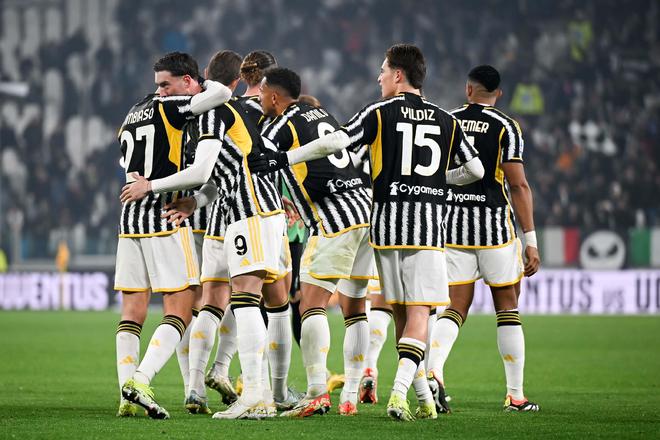 欧冠赛场精彩瞬间：巴萨2-1战胜拜仁,